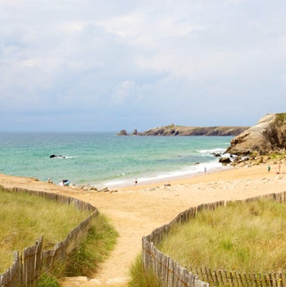 Ufer eines Sandstrandes am Meer