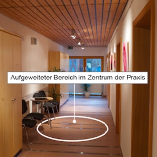 Blick in den zentralen Flur der Arztpraxis