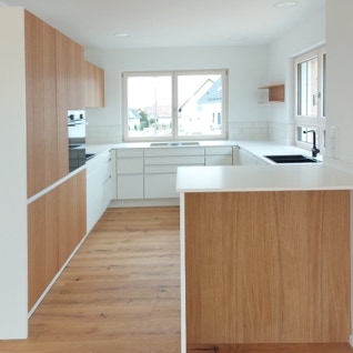 Blick in Küche des Vastu-Neubaus