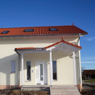 Blick auf Eingangsbereich mit Überdachung des Vastu-Neubaus