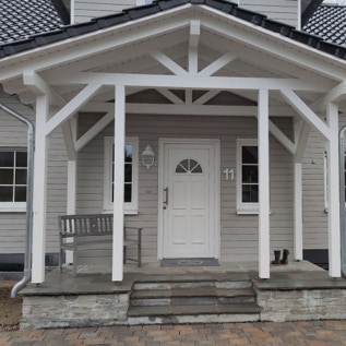 Eingang eines Vastu-Hauses mit Veranda