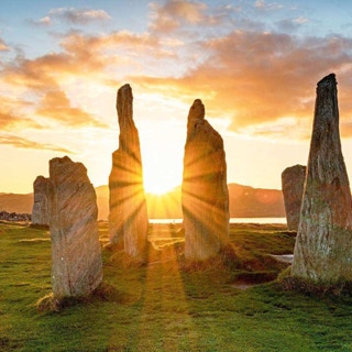 Sonne hinter Menhiren