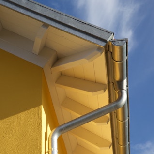 Dach-Detail an Traufe