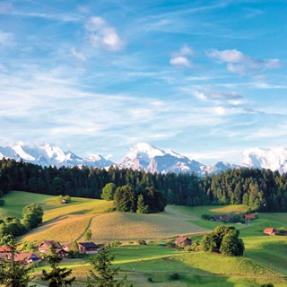 Blick auf schneebedeckte Berge im Landschaft im Vordergrund