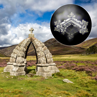 Bild einer Quelle mit zugehörigem Eiskristallbild